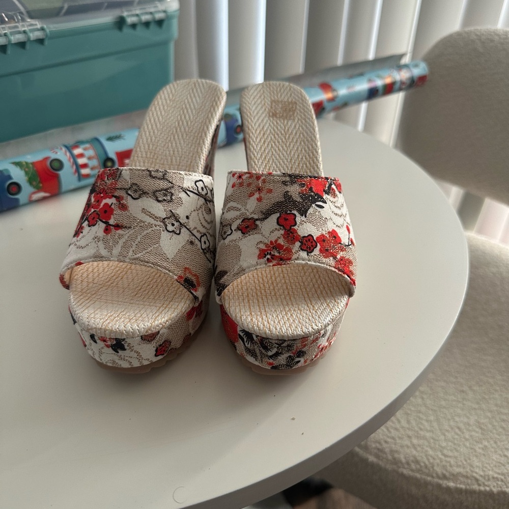 Flowers platform sandals